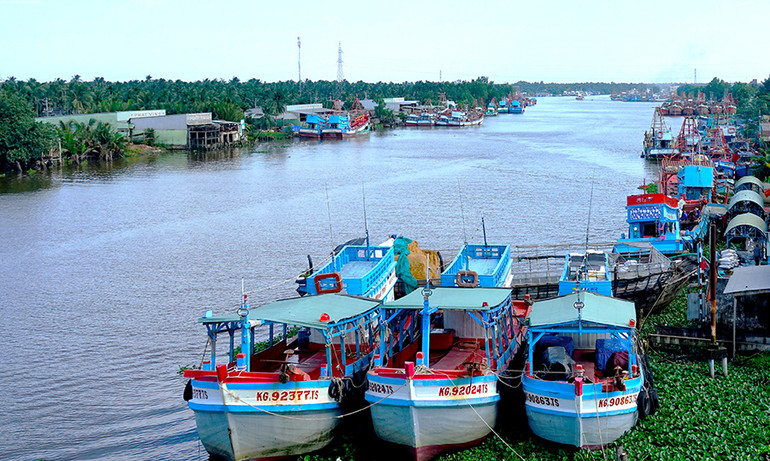 Tàu cá của ngư dân neo đậu ở sông Cái Bé, huyện Châu Thành, tỉnh Kiên Giang sau những chuyến biển. (Ảnh: Việt Tiến)