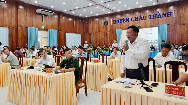 Ngư dân Kiên Giang kiến nghị với đoàn công tác của Phó Thủ tướng Trần Lưu Quang.