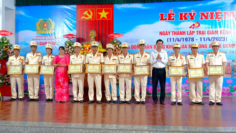 Ủy ban nhân dân tỉnh Kiên Giang tặng bằng khen cho các cá nhân Trại giam Kênh 7. (Ảnh: VĂN VŨ)