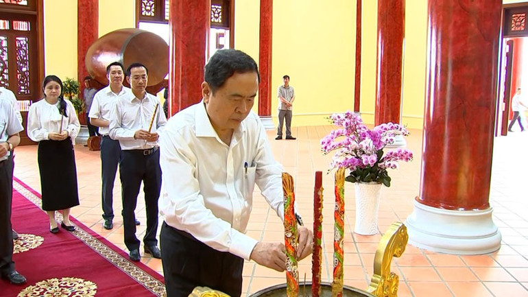 Phó Chủ tịch Thường trực Quốc hội Trần Thanh Mẫn thắp hương tại Nghĩa trang liệt sĩ thành phố Phú Quốc.