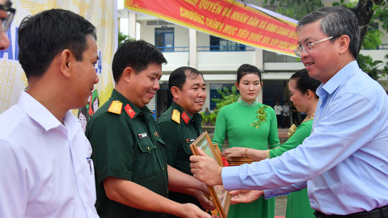 Lãnh đạo Ủy ban nhân dân tỉnh Kiên Giang trao tặng bằng khen cho các tập thể và cá nhân đạt thành tích xuất sắc trong hoạt động Tết quân-dân năm 2023.