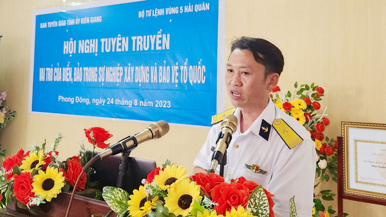 Đại diện Bộ Tư lệnh Vùng 5 Hải quân tuyên truyền về vai trò, vị trí chiến lược của biển, đảo Việt Nam nói chung và vùng biển Tây Nam trong sự nghiệp xây dựng và bảo vệ Tổ quốc.