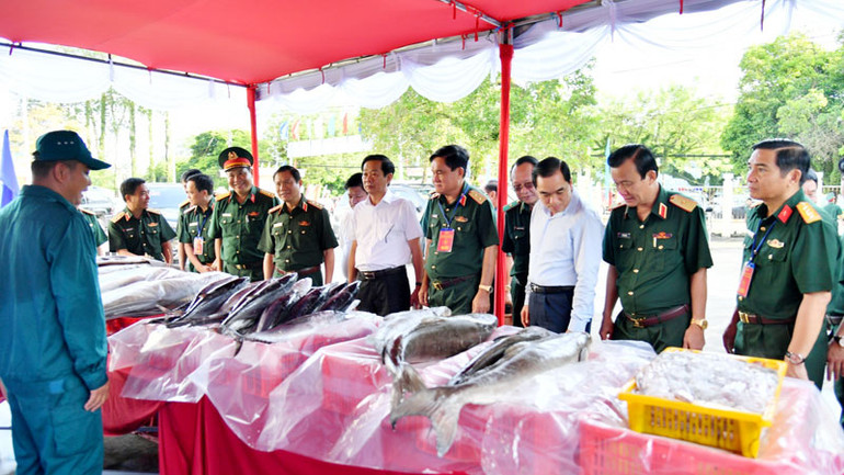 Các đại biểu tham quan các sản phẩm do Hải đội Dân quân thường trực tỉnh Kiên Giang đánh bắt trên biển. Các đại biểu tham quan các sản phẩm do Hải đội Dân quân thường trực tỉnh Kiên Giang đánh bắt trên biển.