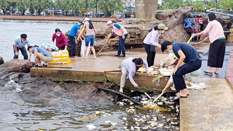 Cán bộ và người dân thành phố Phú Quốc thu gom rác.