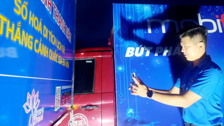 Du khách cài đặt ứng dụng MobiFone Smart Travel thông qua mã QR. Du khách cài đặt ứng dụng MobiFone Smart Travel thông qua mã QR.