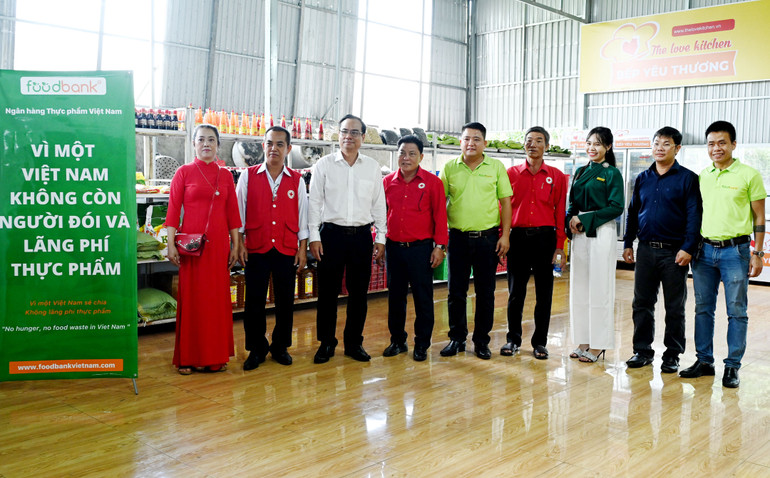 Kho thực phẩm cộng đồng Kiên Giang cung cấp thực phẩm, nhu yếu phẩm cho các đối tượng có hoàn khó khăn trên địa bàn tỉnh Kiên Giang tại huyện Châu Thành.