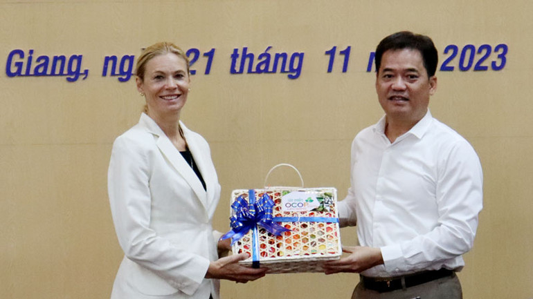 Phó Chủ tịch Ủy ban nhân dân tỉnh Kiên Giang Lê Quốc Anh tặng quà bà Karin Greve-Isdahl.