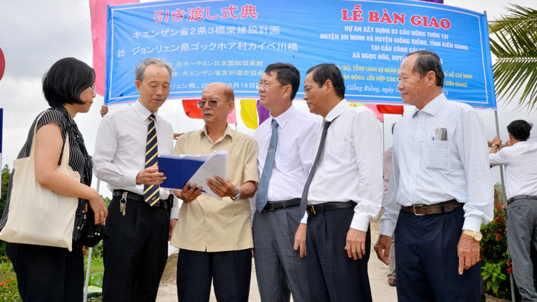 Các đại biểu tại buổi khánh thành cầu sông Cái Bé, thuộc huyện Giồng Riềng.