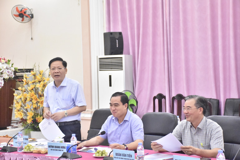 Đồng chí Nguyễn Thanh Tùng, Ủy viên Ban Thường vụ Thành ủy, Bí thư Chi bộ, Trưởng Ban Quản lý Khu Kinh tế Phú Quốc phát biểu. (Ảnh: QUỐC TRINH)