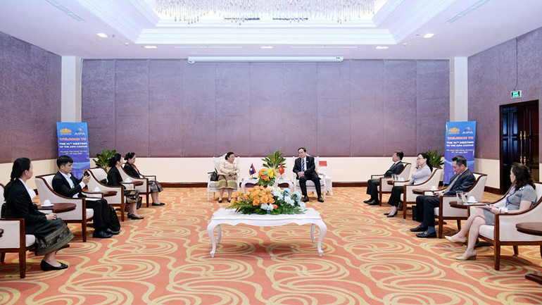 Quang cảnh Phó Chủ tịch Thường trực Quốc hội Trần Thanh Mẫn tiếp Phó Chủ tịch Quốc hội Lào Sounthone Xayachack.