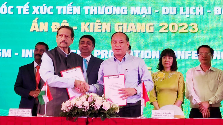 Hội doanh nghiệp Ấn Độ và doanh nghiệp Kiên Giang ký biên bản ghi nhớ phát triển một số lĩnh vực: giày da, giáo dục, thủy sản và du lịch.