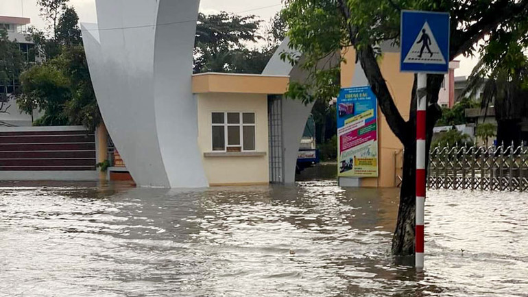 Nhiều khu vực của thành phố Rạch Giá ngập sâu trong biển nước.