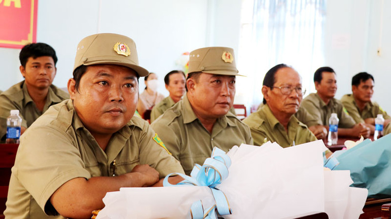 Ông Cao Thế Nhiên và ông Phạm Hoài Ân tại buổi khen thưởng.