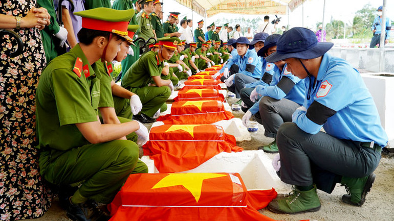 Nghi thức an táng 27 hài cốt liệt sĩ.
