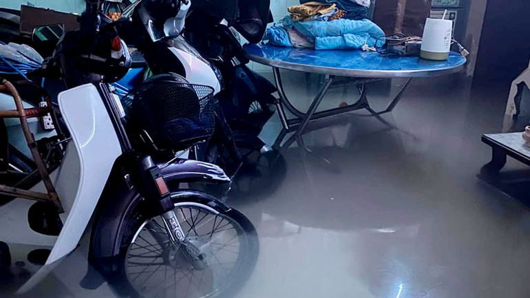 Nước tràn vào nhà, ngập gần cả bánh xe của hộ dân ở thành phố Rạch Giá.