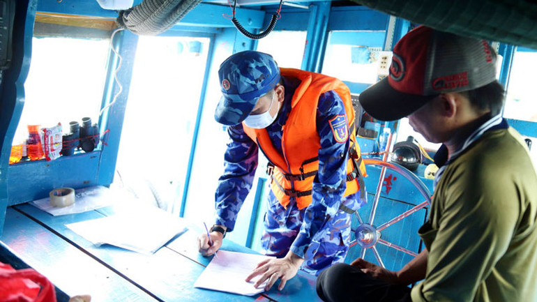 Lực lượng chức năng thuộc Bộ Tư lệnh Vùng Cảnh sát biển 4 lập biên bản vụ việc. (Ảnh: Bộ Tư lệnh Vùng Cảnh sát biển 4 cung cấp)