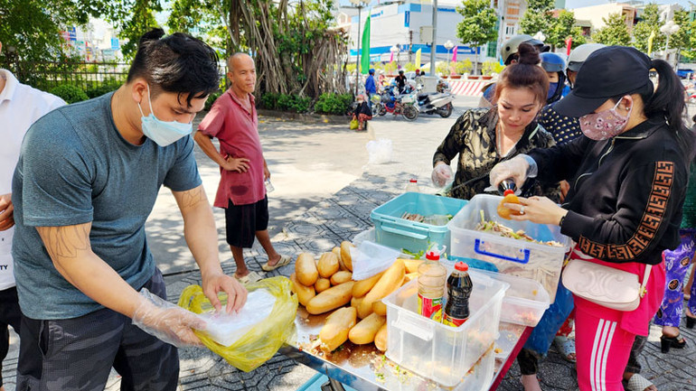 Nhà hảo tâm phát bánh mì, nước uống miễn phí.