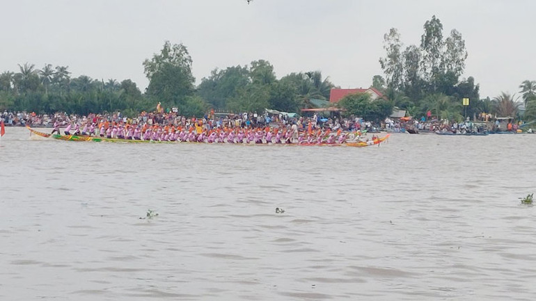 Người dân đến cổ vũ trên bến sông Cái Lớn, thuộc thị trấn Gò Quao, huyện Gò Quao.