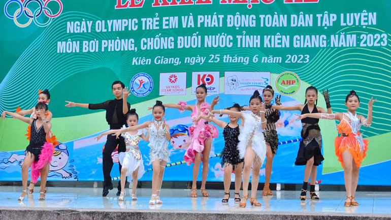 Tiết mục múa danceport chào mừng khai mạc hè.