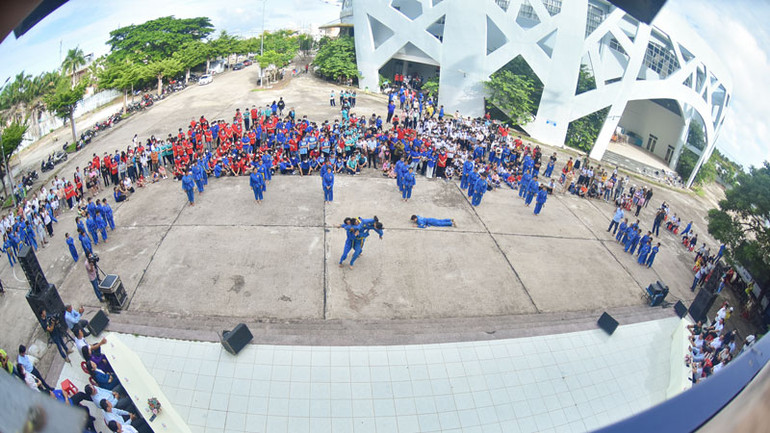 Tiết mục biểu diễn Vovinam của các võ sinh Liên đoàn Vovinam Kiên Giang.