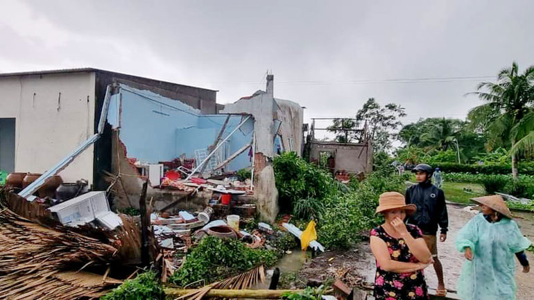 Dông, lốc làm sập hoàn toàn 72 căn nhà.