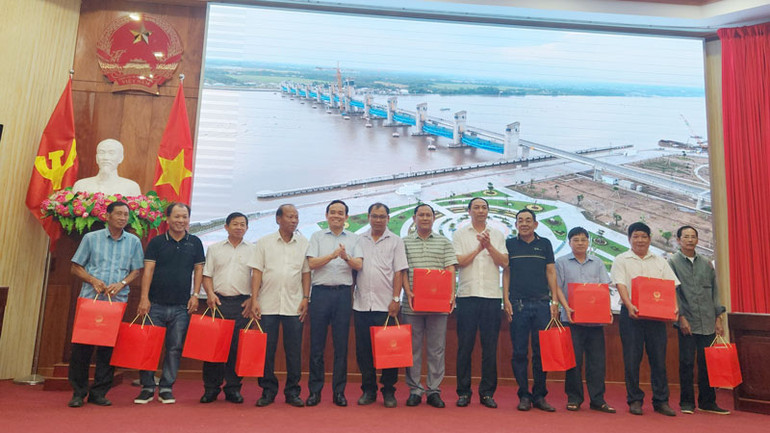 Phó Thủ tướng Chính phủ Trần Lưu Quang và lãnh đạo tỉnh Kiên Giang tặng quà cho ngư dân Kiên Giang.