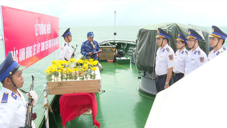 Nghi thức tưởng niệm các Anh hùng, liệt sĩ hy sinh trên thềm lục địa phía nam. (Ảnh: Bộ Tư lệnh Cảnh sát biển 4). Nghi thức tưởng niệm các Anh hùng, liệt sĩ hy sinh trên thềm lục địa phía nam. (Ảnh: Bộ Tư lệnh Cảnh sát biển 4).
