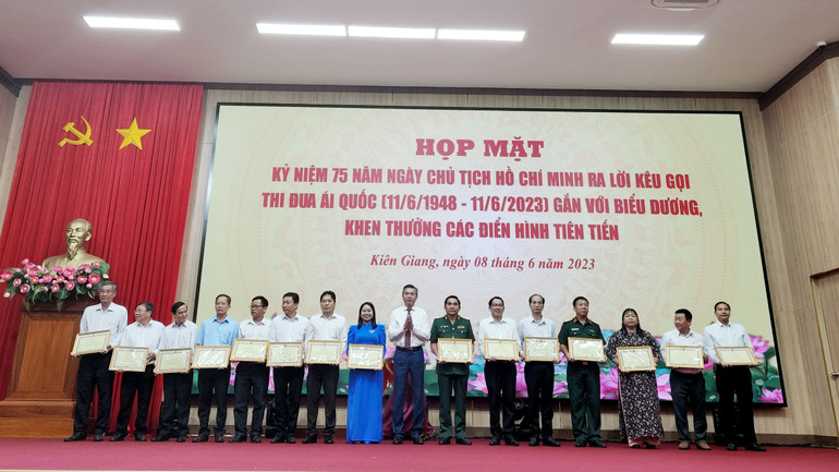 Lãnh đạo tỉnh Kiên Giang tặng bằng khen cho các tập thể, cá nhân là gương điển hình tiên tiến tiêu biểu trong các phong trào thi đua yêu nước.