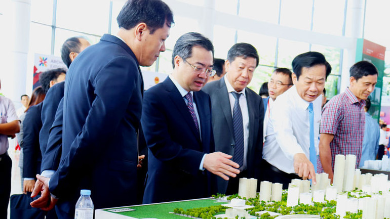 Các đại biểu tham quan mô hình tham gia cuộc thi ý tưởng Quy hoạch hệ thống trụ sở làm việc của các bộ, cơ quan ngang bộ, cơ quan thuộc Chính phủ, cơ quan Trung ương của các đoàn thể tại Thủ đô Hà Nội đến năm 2030.