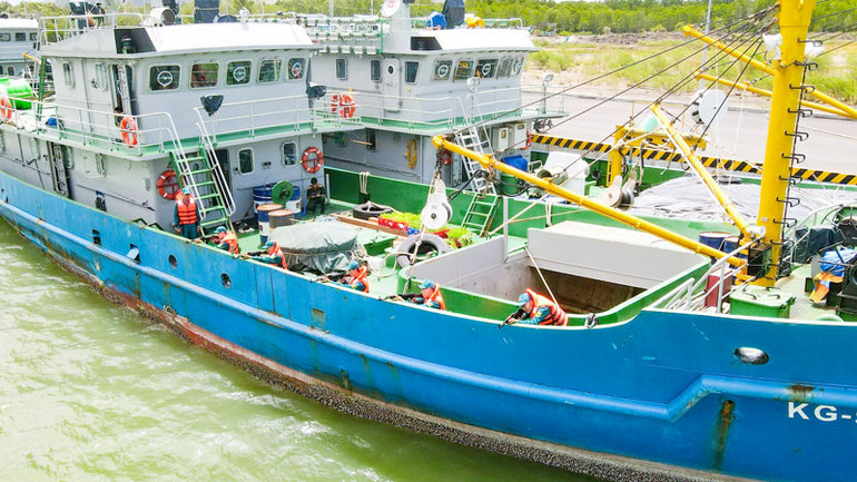 Cán bộ, chiến sĩ Hải đội Dân quân thường trực tỉnh Kiên Giang thực hành huấn luyện các nội dung trên biển. Cán bộ, chiến sĩ Hải đội Dân quân thường trực tỉnh Kiên Giang thực hành huấn luyện các nội dung trên biển.