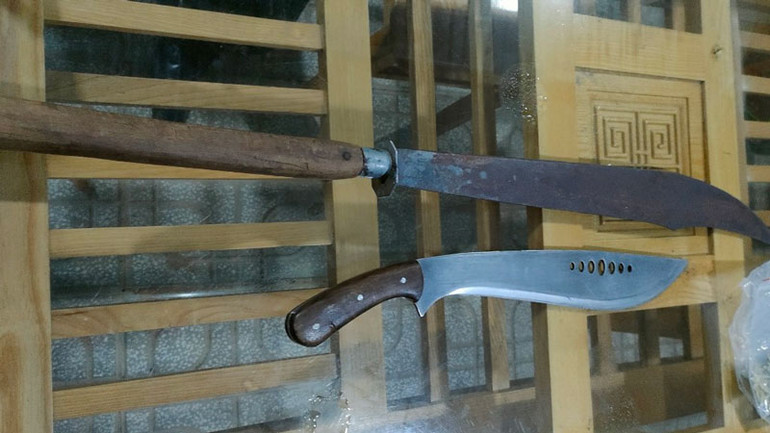 Lực lượng chức năng thu giữ dao tự chế tại nơi ở của Trưởng.