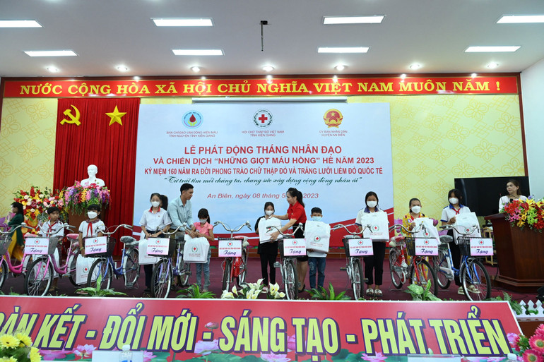 Hội Chữ thập đỏ tỉnh Kiên Giang vận động các đơn vị, doanh nghiệp, nhà hảo tâm tặng 10 xe đạp cho học sinh nghèo trên địa bàn huyện An Biên.