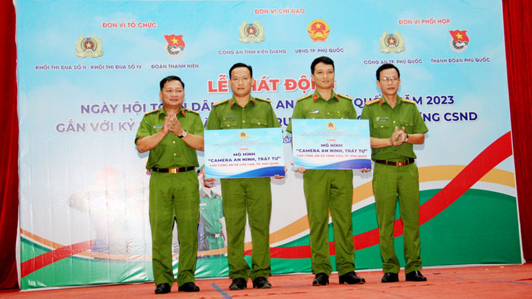 Lãnh đạo Công an các đơn vị, địa phương thuộc Công an tỉnh Kiên Giang trao biển tượng trưng mô hình “Camera an ninh, trật tự” tặng Công an xã Cửa Cạn và Công an xã Gành Dầu, thành phố Phú Quốc. (Ảnh: Công an cung cấp).