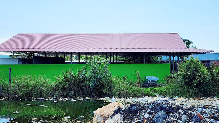 Một nhà xưởng được ông Lý Thanh giàu xây dựng bất hợp pháp trên phần đất của ông Tuấn, bà Lệ.