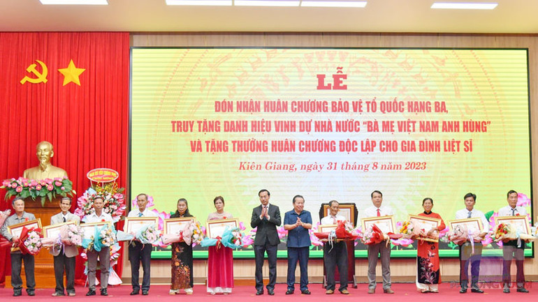 Lãnh đạo tỉnh Kiên Giang thừa ủy quyền của Chủ tịch nước trao cho thân nhân 13 Mẹ được Nhà nước truy tặng danh hiệu cao quý “Bà Mẹ Việt Nam Anh hùng”.