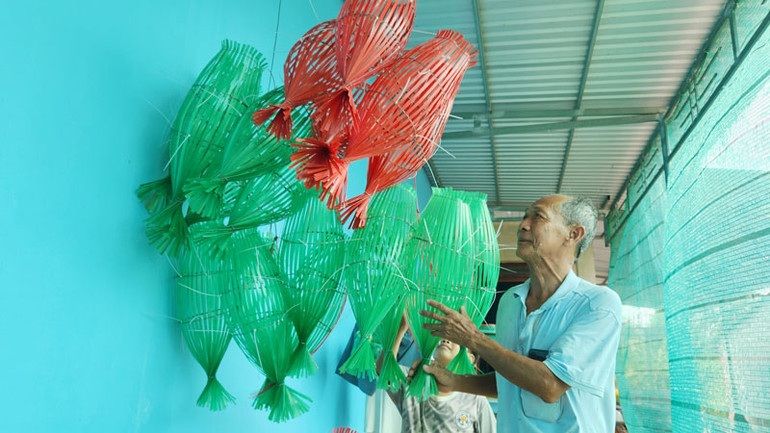 Lồng đèn dùng để trang trí ở các quán cà-phê.