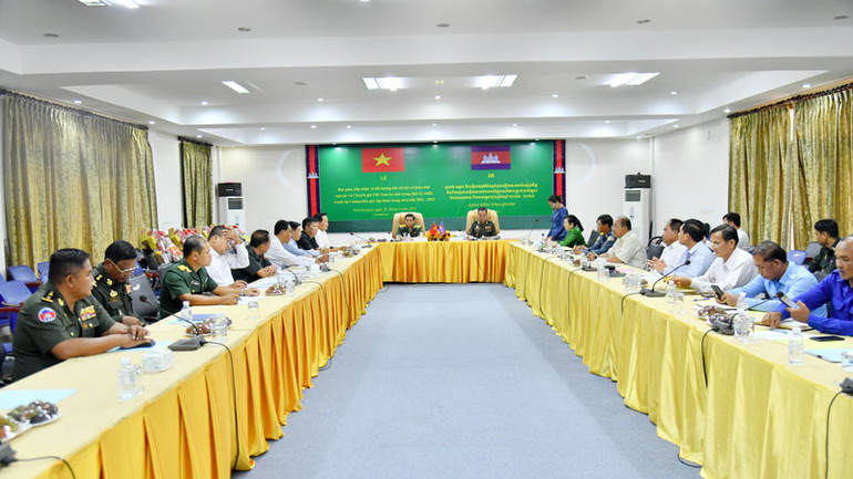 Quang cảnh Lễ ký biên bản bàn giao hài cốt liệt sĩ quân tình nguyện Việt Nam hy sinh trong các thời kỳ chiến tranh tại Campuchia giữa đại diện Ban Chuyên trách tỉnh Kiên Giang và Ban Chuyên trách tỉnh Kampot (Vương quốc Campuchia). Quang cảnh Lễ ký biên bản bàn giao hài cốt liệt sĩ quân tình nguyện Việt Nam hy sinh trong các thời kỳ chiến tranh tại Campuchia giữa đại diện Ban Chuyên trách tỉnh Kiên Giang và Ban Chuyên trách tỉnh Kampot (Vương quốc Campuchia).