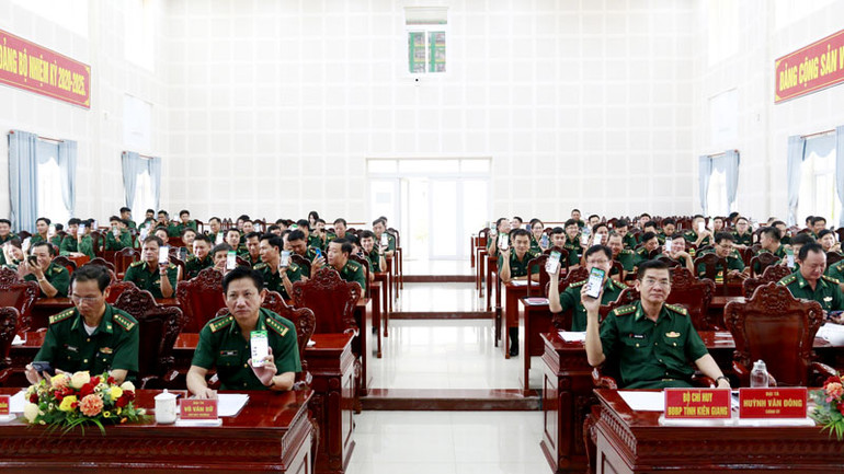 Các đại biểu hưởng ứng tham gia Cuộc thi trực tuyến “Tìm hiểu Luật Biên phòng Việt Nam”.