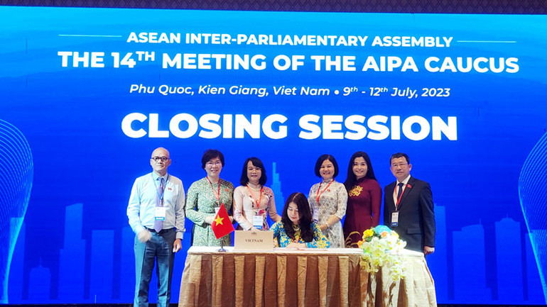 Nghị viện thành viên AIPA ký Báo cáo của Hội nghị Nhóm tư vấn AIPA lần thứ 14.