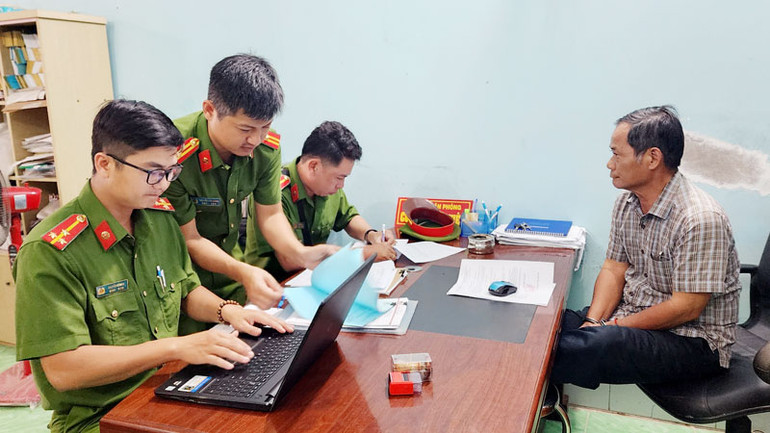 Công an làm việc với ông Thi. (Ảnh: Văn Vũ) Công an làm việc với ông Thi. (Ảnh: Văn Vũ)