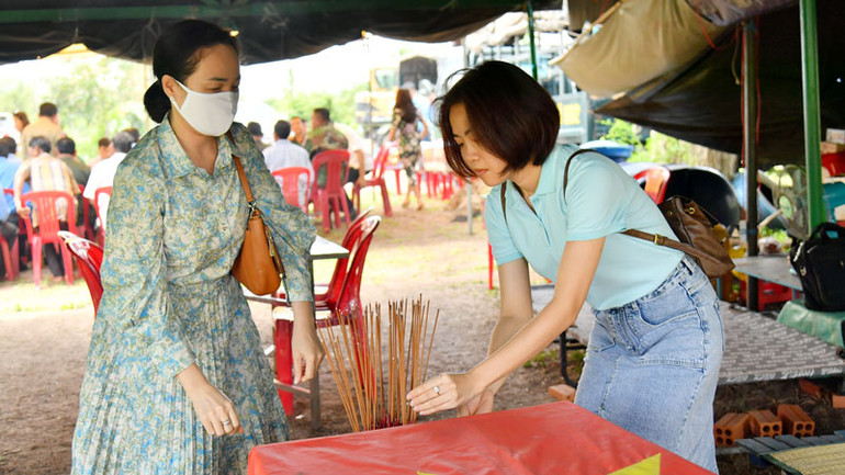 Thành viên Đoàn công tác tỉnh Kiên Giang thắp hương hài cốt liệt sĩ do Đội K92 tìm kiếm, quy tập trên nước bạn Campuchia.