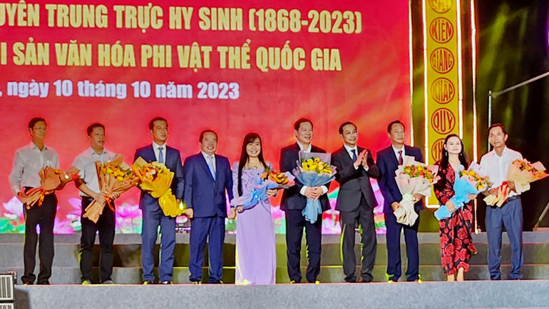 Lãnh đạo tỉnh Kiên Giang tặng hoa tri ân đóng góp của các tổ chức, doanh nghiệp trong việc tổ chức Lễ hội Đình thần Nguyễn Trung Trực. Lãnh đạo tỉnh Kiên Giang tặng hoa tri ân đóng góp của các tổ chức, doanh nghiệp trong việc tổ chức Lễ hội Đình thần Nguyễn Trung Trực.