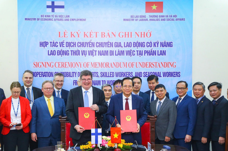 Bộ trưởng Lao động-Thương binh và Xã hội Đào Ngọc Dung cùng Bộ trưởng Việc làm, Bộ Kinh tế và Việc làm Phần Lan Arto Olavi Satonen tại lễ ký kết. (Ảnh: Molisa)