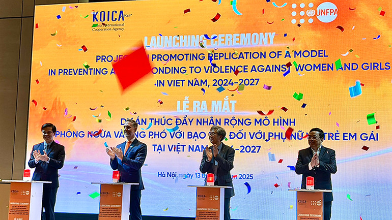 Các đại biểu đến từ Bộ Lao động-Thương binh và Xã hội, UNFPA, KOICA và cơ quan liên quan bấm nút khai trương hai dự án thúc đẩy nhân rộng mô hình phòng ngừa và ứng phó với bạo lực đối với phụ nữ và trẻ em gái. (Ảnh: UNFPA) Các đại biểu đến từ Bộ Lao động-Thương binh và Xã hội, UNFPA, KOICA và cơ quan liên quan bấm nút khai trương hai dự án thúc đẩy nhân rộng mô hình phòng ngừa và ứng phó với bạo lực đối với phụ nữ và trẻ em gái. (Ảnh: UNFPA)