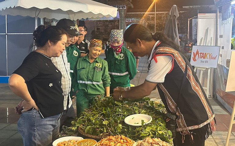 Gian hàng ẩm thực của nghệ nhân đến từ Kon Tum cũng thu hút khá đông công nhân, người dân thành phố Điện Biên Phủ.