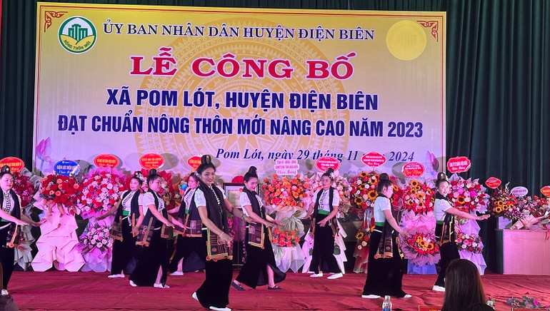 Nhân dân xã Pom Lót vui hát mừng xã đạt chuẩn nông thôn mới nâng cao.