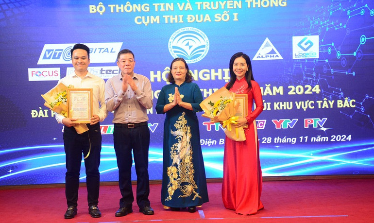 Các đồng chí lãnh đạo Đài Phát thanh-Truyền hình tỉnh Điện Biên và Yên Bái trao chứng nhận cho các tác giả có tác phẩm phóng sự không lời bình xuất sắc.