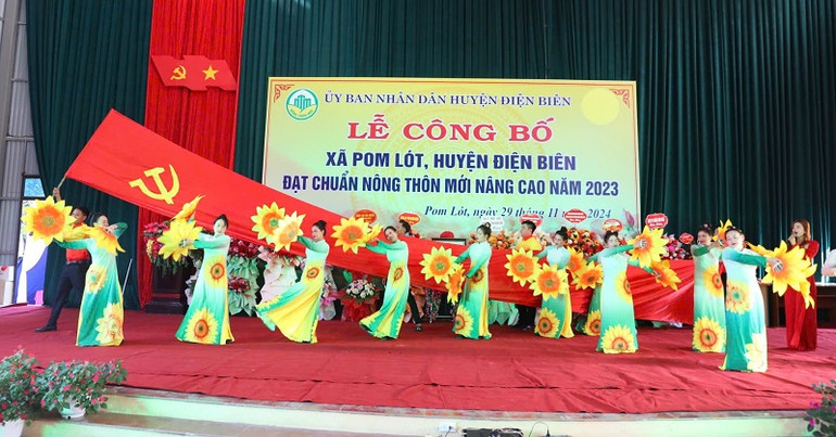 Chương trình văn nghệ do nhân dân các bản, đội trong xã Pom Lót biểu diễn.