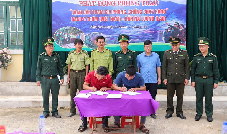 Đại diện Trưởng bản Pa Thơm và Cụm bản Sốp Hùn ký cam kết bảo vệ rừng trong khu vực biên giới thuộc địa phận các bản.