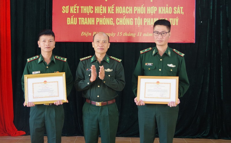 Đại tá Vừ A Khua, Phó Chỉ huy trưởng Bộ Chỉ huy Bộ đội Biên phòng tỉnh Điện Biên trao giấy khen tặng hai tập thể có nhiều thành tích trong đấu tranh chống tội phạm ma túy.